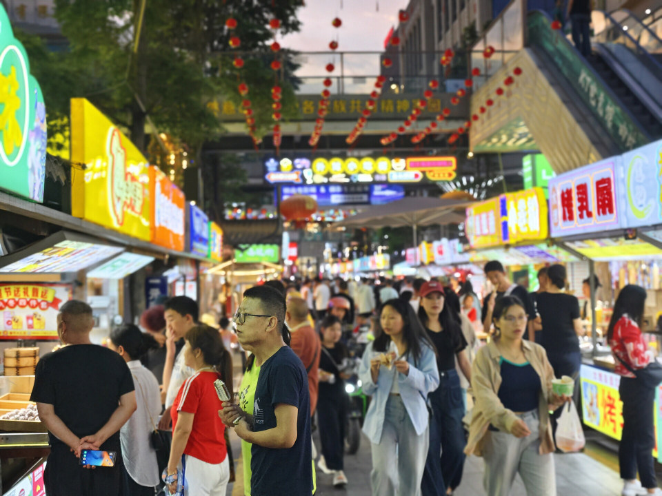 曲靖经开区:泰丰公园悠然消暑 外滩夜市快意畅玩