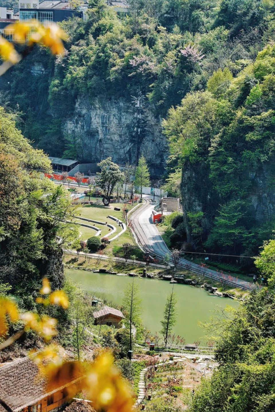 双龙镇巫山峡谷为国家级aaaa旅游景区,位于黔南州龙里县,坐落于巫山