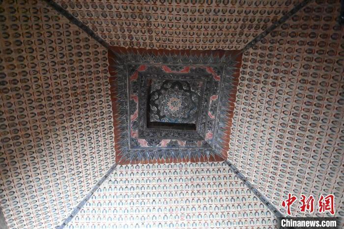 6月5日,甘肃敦煌莫高窟内等待数字化采集的壁画.