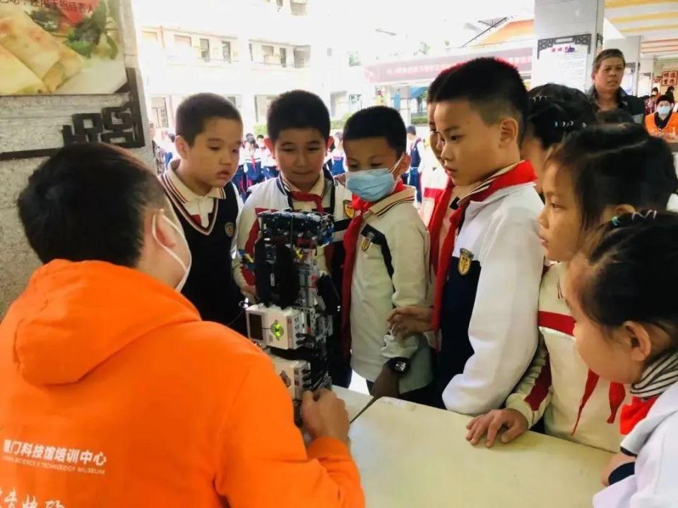 设计“STEM+”课程、打造全校园实验场域……各地高质量答好科学教育“加法题”｜科学向未来_腾讯新闻