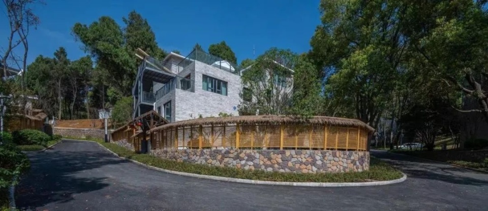 据悉,龙灵山游客服务中心投用后,将增加生态公园餐饮,住宿等功能,提升