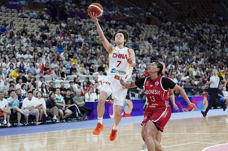 女篮亚洲杯 - 张子宇替补登场、全队七人得分上双，中国女篮狂胜51分拿下开门红