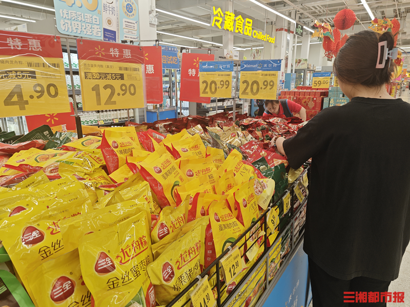 离端午仅剩月余,长沙多个农贸市场,生鲜超市内粽子抢"鲜"上市,碱水粽
