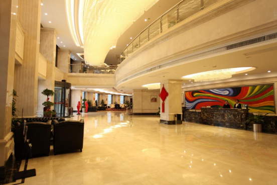 酒店坐落玉山县三清山大道和金山大道交汇处,地处玉山七里街核心商业