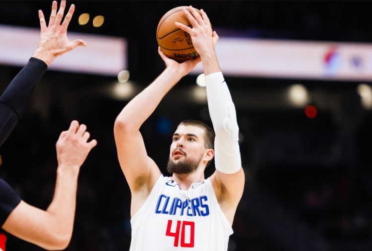 赛季新高祖巴茨8中7高效拿到24分12篮板