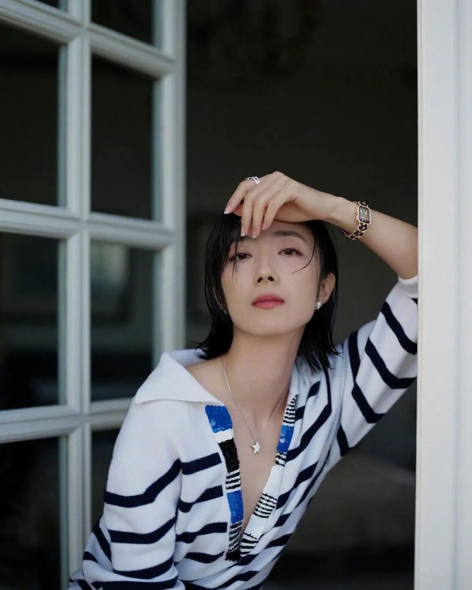 出道二十年,容颜未变,一直保持标志性清瘦面孔和中短发的桂纶镁,作为