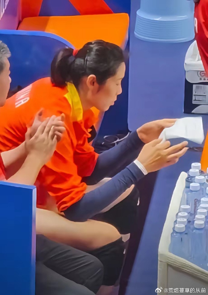 朱婷休战场边认真研究技术统计,手把手教吴梦洁打进攻