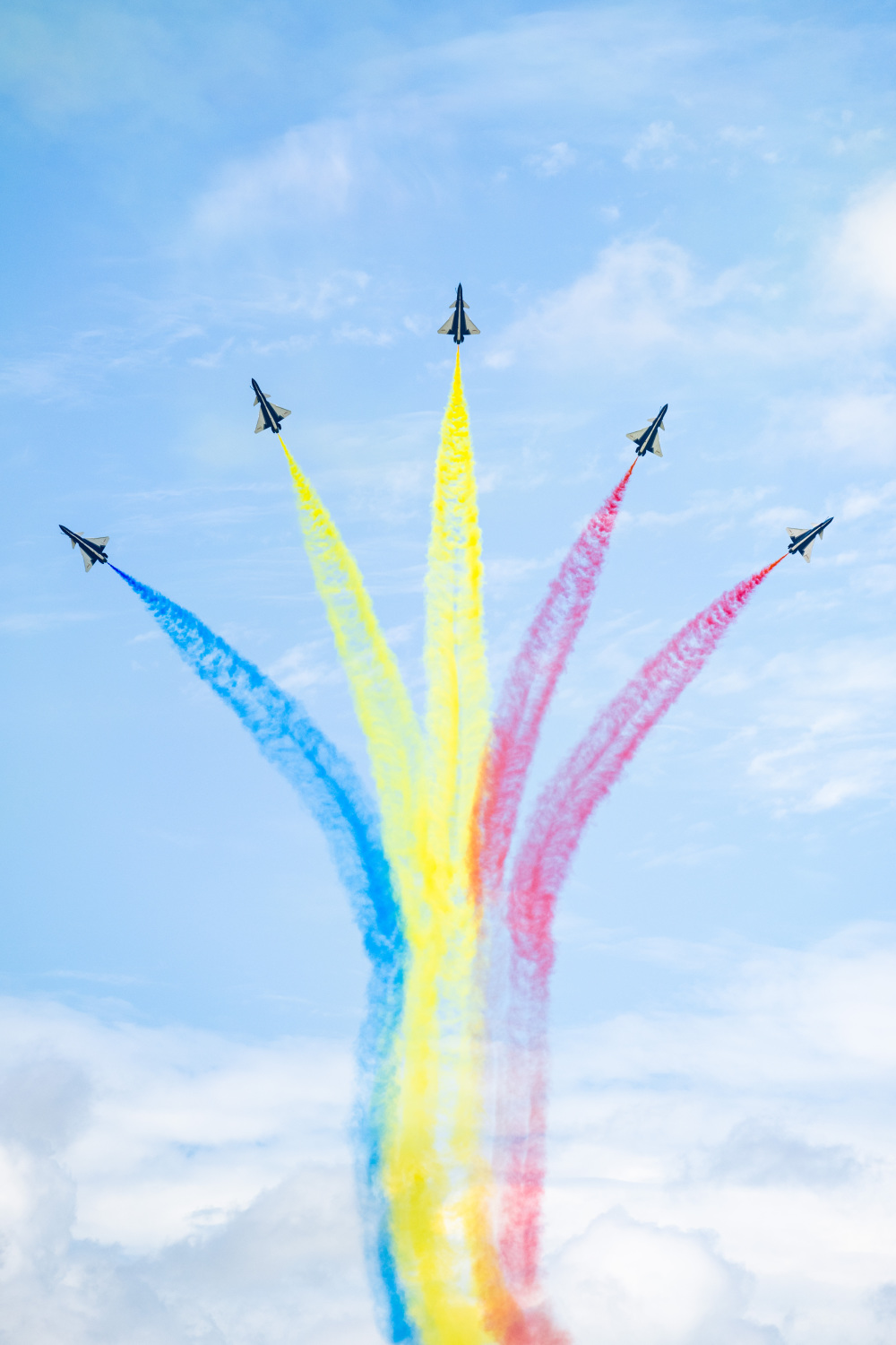 空军八一飞行表演队在马来西亚兰卡威表演