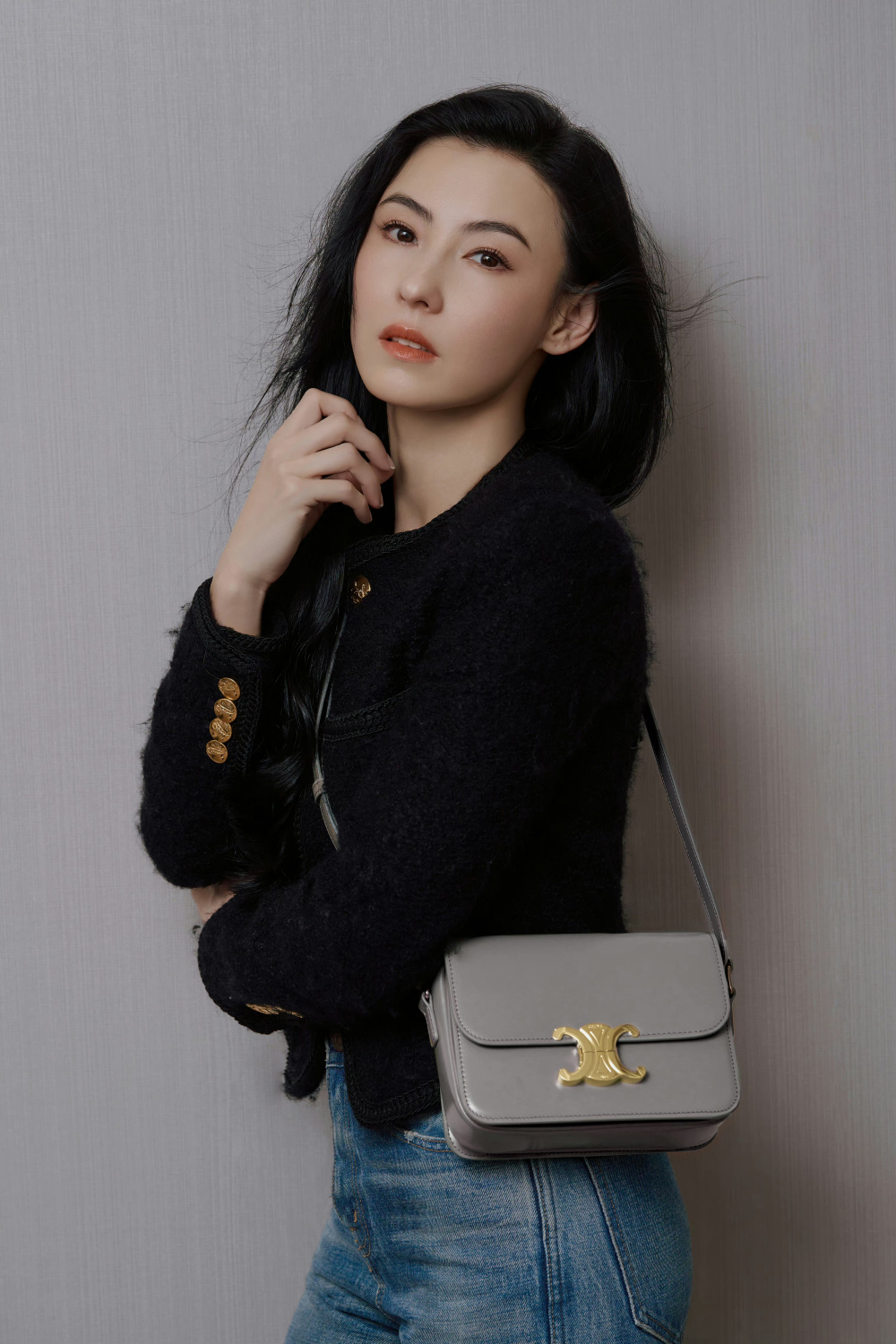 初春如何穿搭看张柏芝演绎极简主义的矜贵优雅