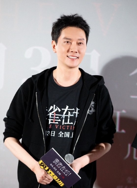 冯绍峰被曝新恋情,一晚带两美女回家惹争议,此前高调出席亲子会