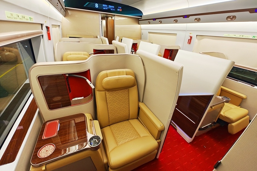 龙年喜迎"龙凤呈祥" cr400bf-z型智能复兴号动车组