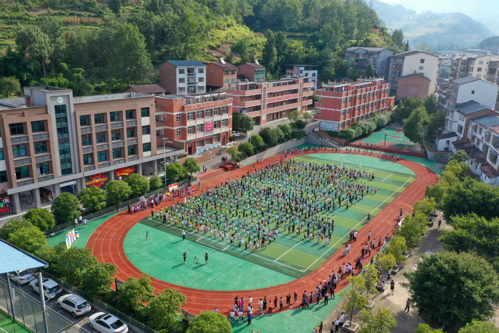 這是9月1日拍攝的重慶市石柱土家族自治縣三河鎮三河小學開學典禮(無