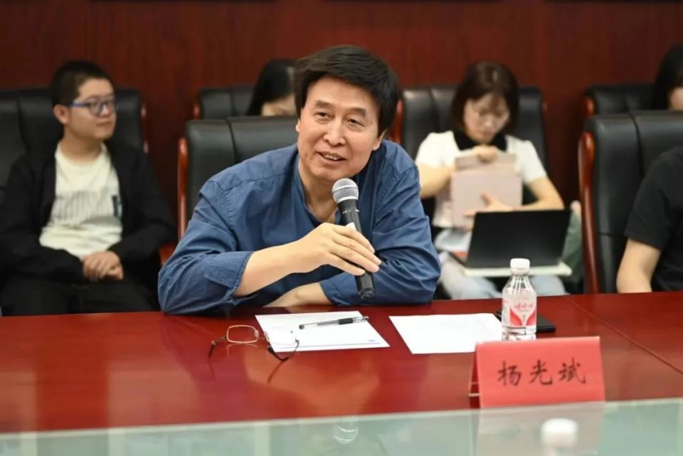 中国人民大学国际关系学院院长杨光斌教授表示,了解世界很重要,但让