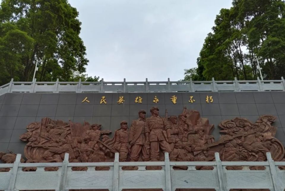 红军长征在天全战斗情景大型浮雕群陵园的左侧是英名堂,在英名堂一楼