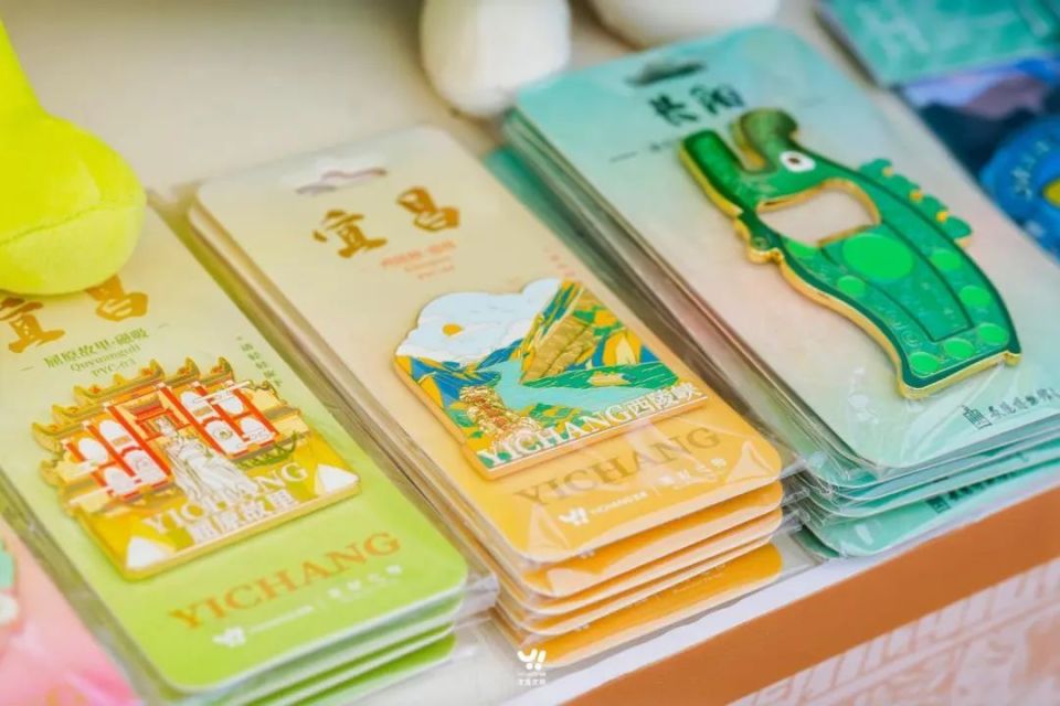传统工艺,传统美术等近百种非遗特色产品,布设了非遗文创,非遗饮食