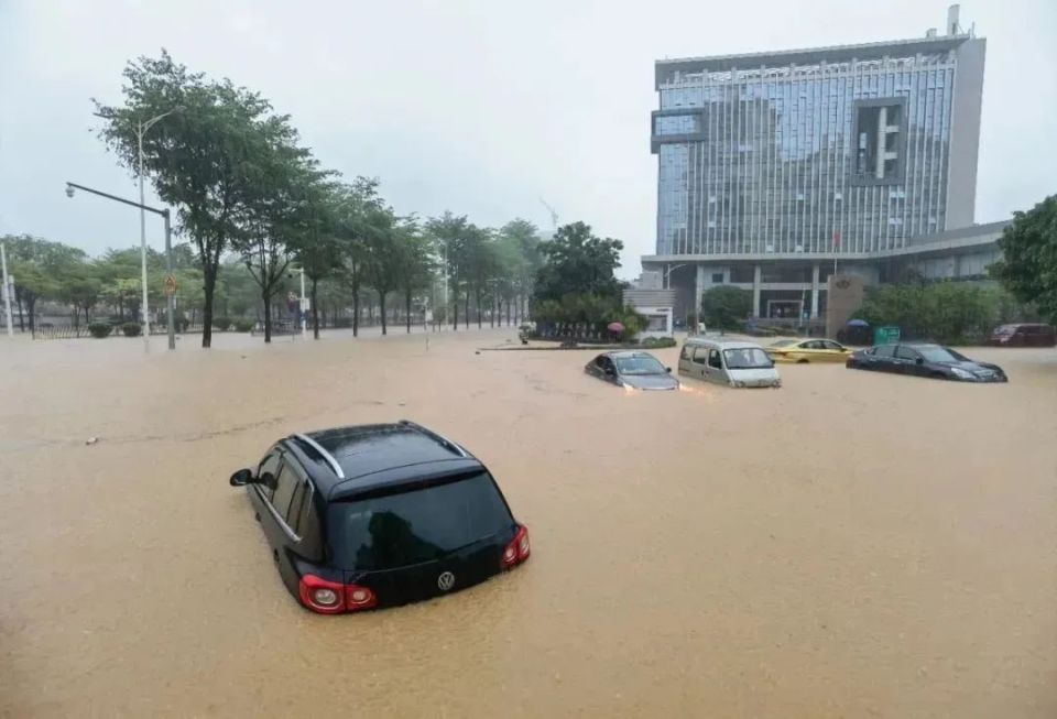 多处出现水浸街韶关暴雨今天一早广西冰雹如鸡蛋大小多地连发洪水预警