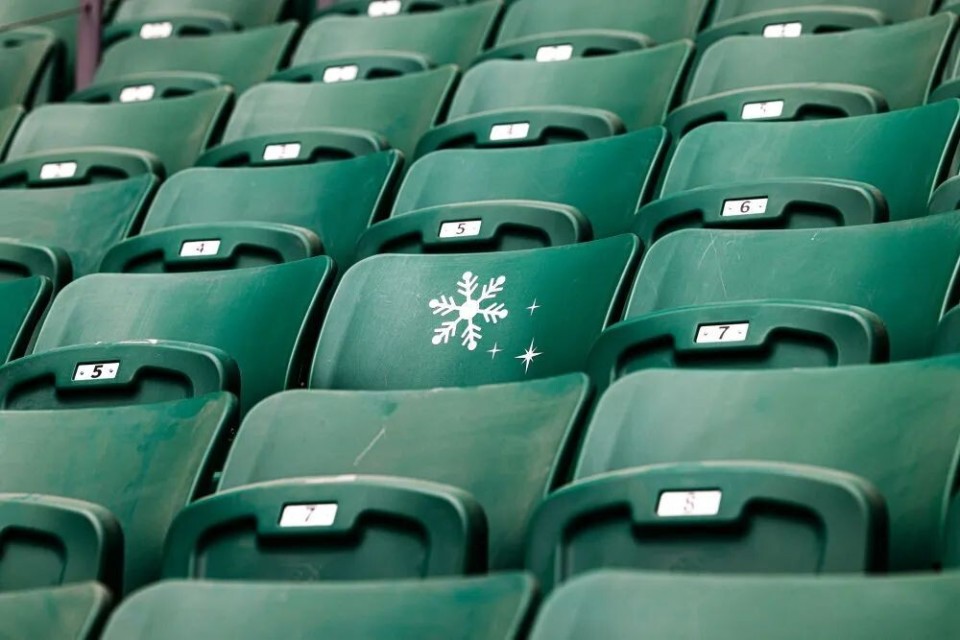 北京工人体育场将109看台7排6号座椅贴上了雪花图案,永久为去世球迷