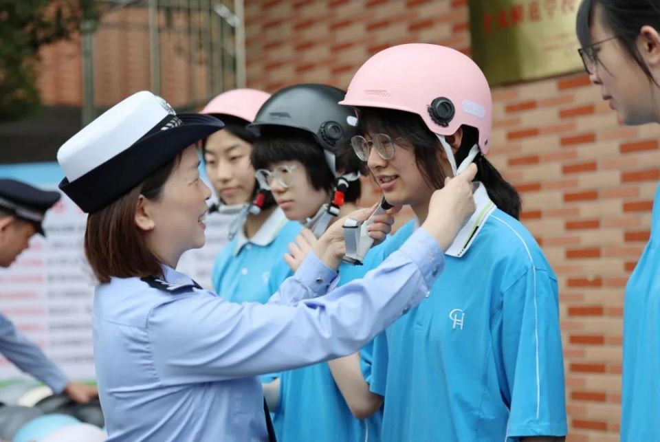 四级高级警长罗细华及辖区交警大队领导的陪同下,实地查看了昌河中学