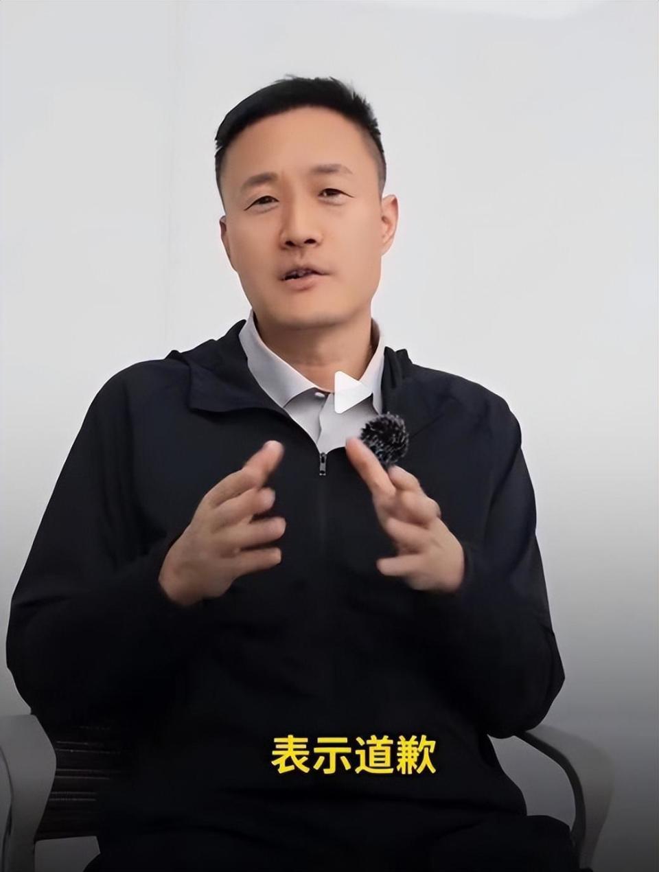 直播间里跷二郎腿,又骂网友是舔狗,哪吒汽车ceo张勇道歉