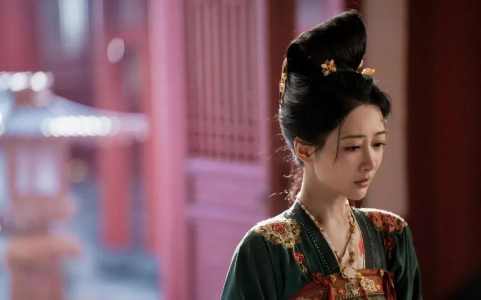 国色芳华：女人狠狠共情，何惟芳拼死离婚不为丈夫家暴只为这秘密_腾讯新闻