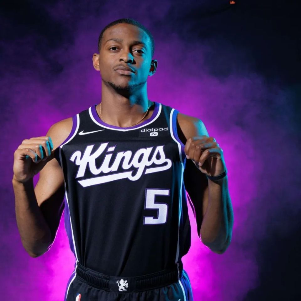 作为对比,上赛季福克斯打了73场常规赛,一共只有1场40 ,本赛季之前