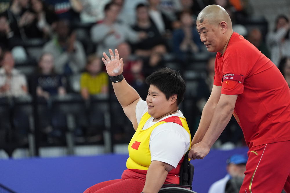 举重——女子86公斤级:郑飞飞获银牌