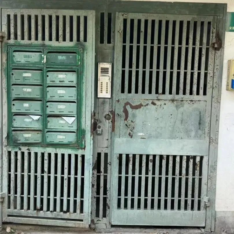 就是一扇普通铁门,平时也锁不上,这次能换个新的防盗门真是太好了,既