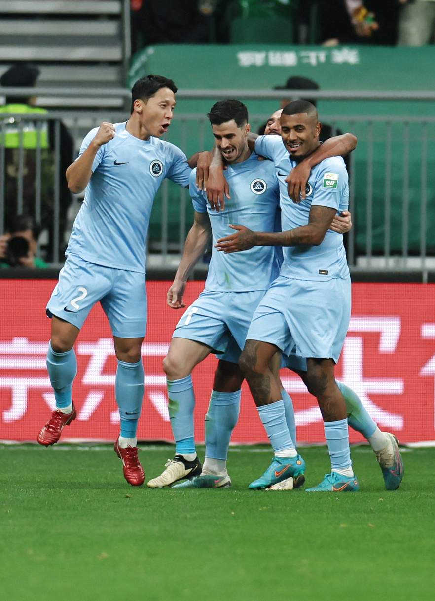 新华社记者 王楷焱 摄4月9日,深圳新鹏城队球员于睿(中)在禁区内手球