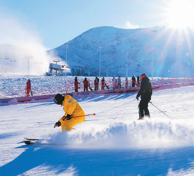 阿爾達克·拜斯汗攝(人民圖片)近日,吉林省多家滑雪場正式開板運營