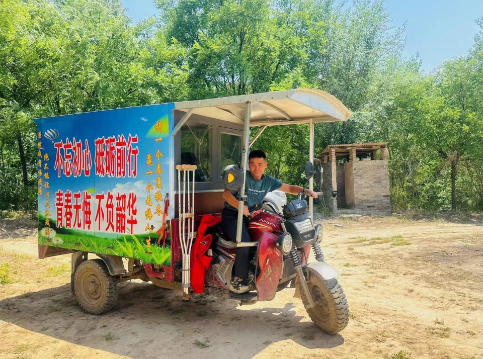 32岁小伙无手指,脚趾,用嘴绣出清明上河图,还自己