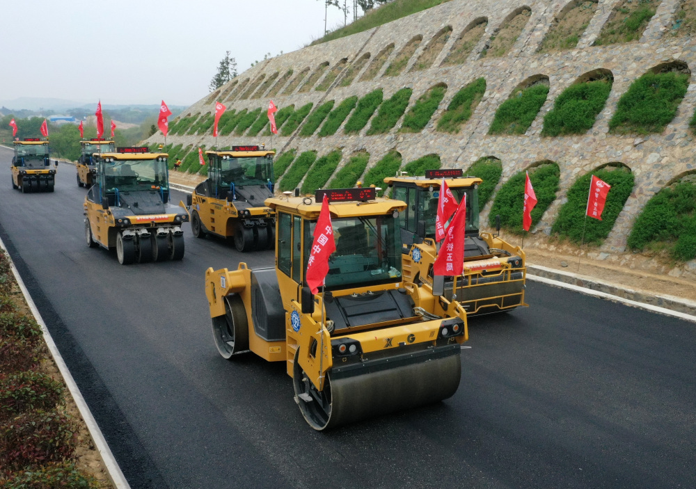 李嘉南 摄沿大别山高速公路是河南省16条东西横向通道之一,起于商城县