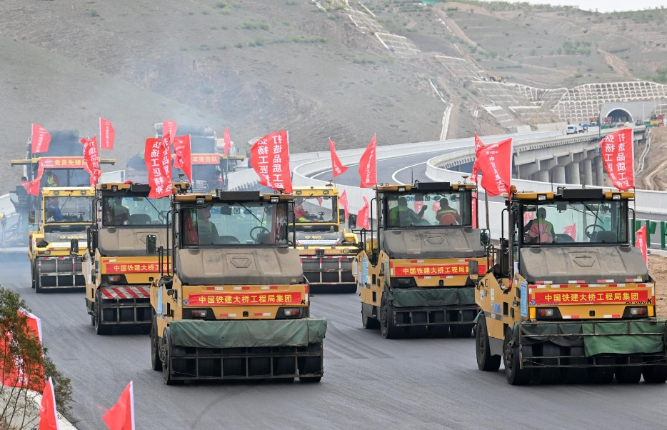 银昆高速宁夏境全线路面摊铺进入最后冲刺阶段