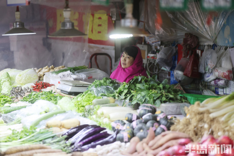 青岛埠西市场:风餐露宿守摊人