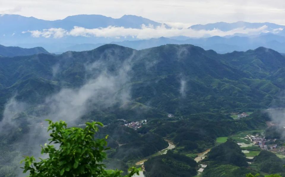 湖北九宫山风景区供图……江西武宁县上汤乡通山闯王镇的村庄天朗气清