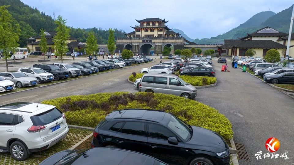 细雨绵绵 边城茶峒景区仍持续"发热"