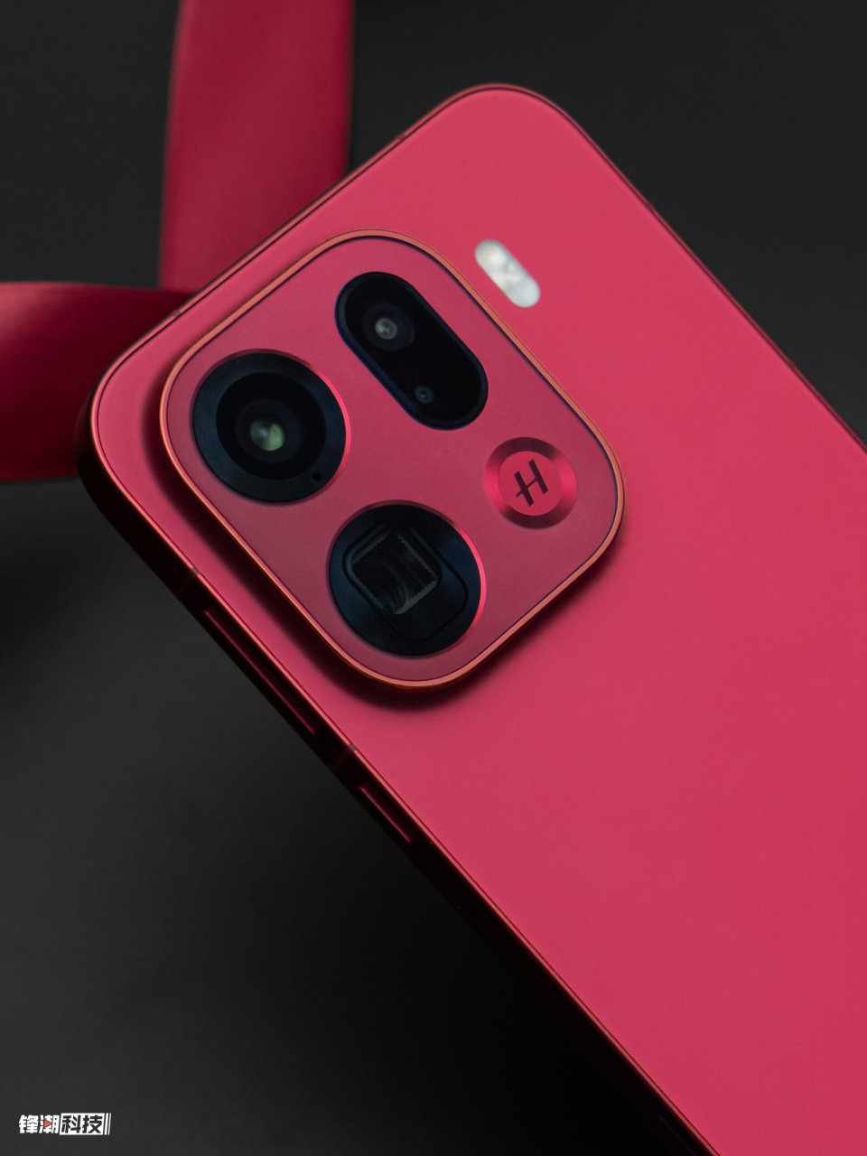 OPPO Find X9 Pro追光红图赏：绒砂工艺与红色浑然一体-腾讯新闻