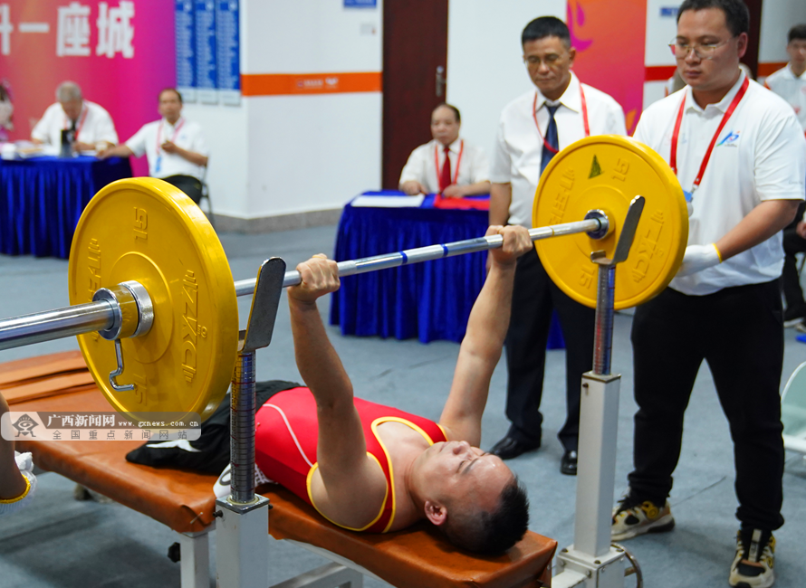 陶媛)4月13日,广西第十届残疾人运动会举重比赛在贵港体育中心落幕