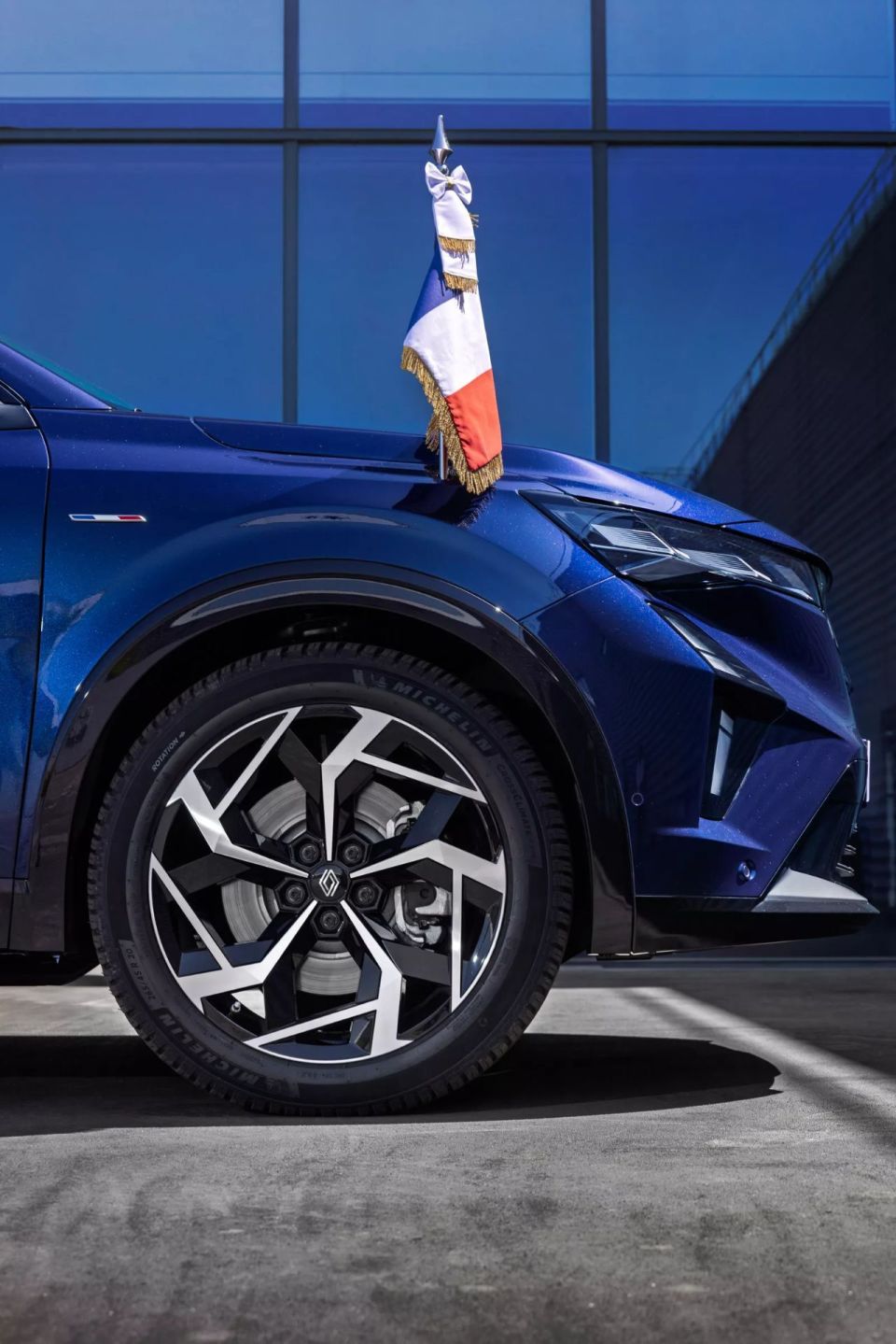 法国总统全新座驾雷诺Rafale交付，三缸混动SUV有面儿还省油-腾讯新闻