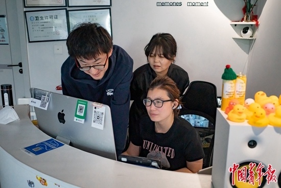 当天她刚结束一场面试,身旁是装着简历的手提包.