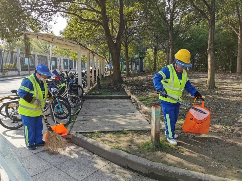 整治背街小巷,环卫工人精细化作业将宝山打扮得更加靓丽