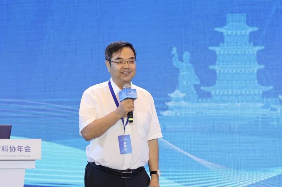 张建云作主旨报告周济作主旨报告中国工程院院士周济,张建云,杨宏分别