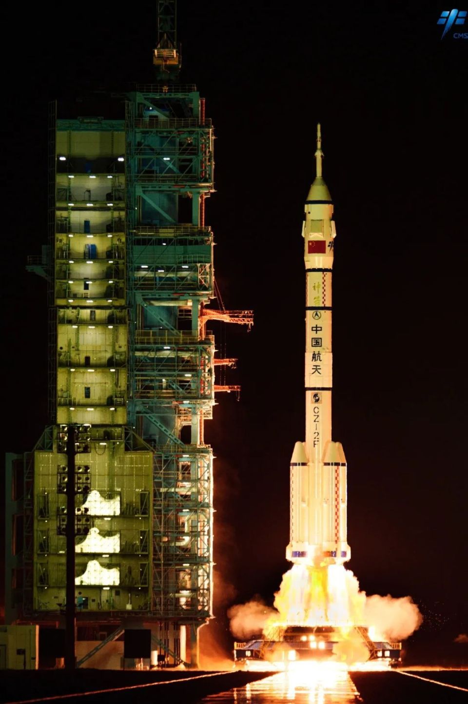 东风迎晨霞矢志现坚贞纪念神舟十五号载人飞船发射成功一周年