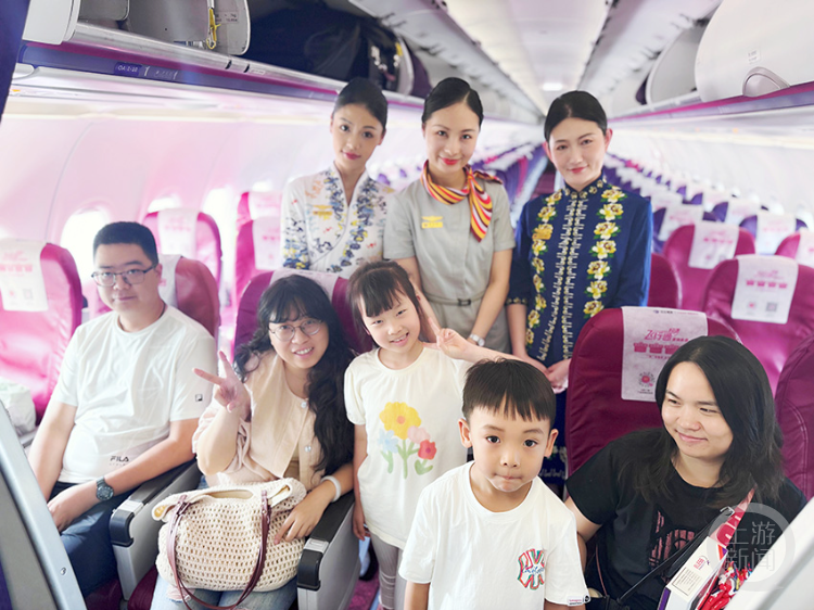 蓝天上 空乘制服秀预热暑运