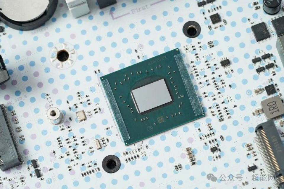 卸去所有散热片的铭瑄icraft b760m cross主板拆解主板配备白色的一体