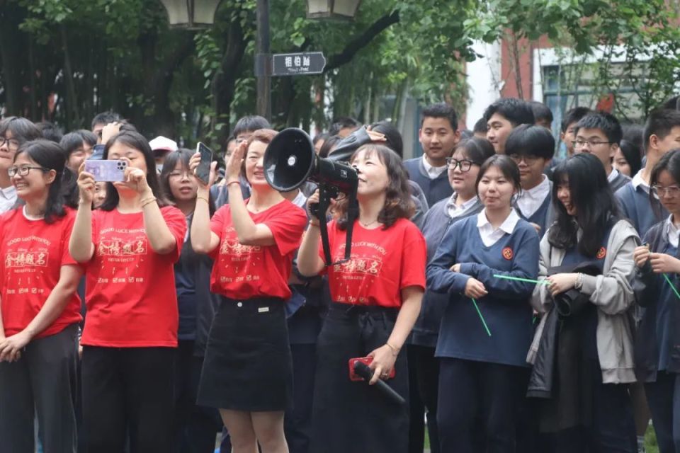 考前这一天,松江四中校园掀起"红色潮流".