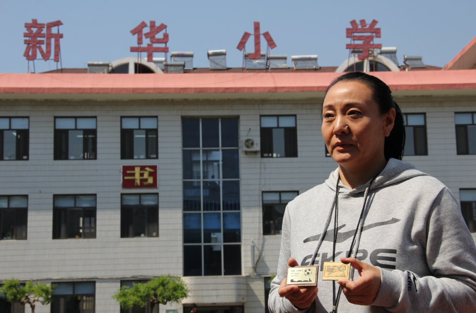 1974年,大连市第二十一中学足球队在世界中学生足球锦标赛上为中国