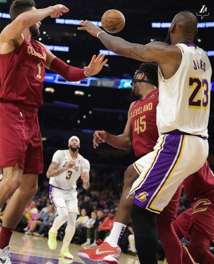 我不要面子的吗浓眉赛后接小弟们下班击掌被拉塞尔无视原地石化