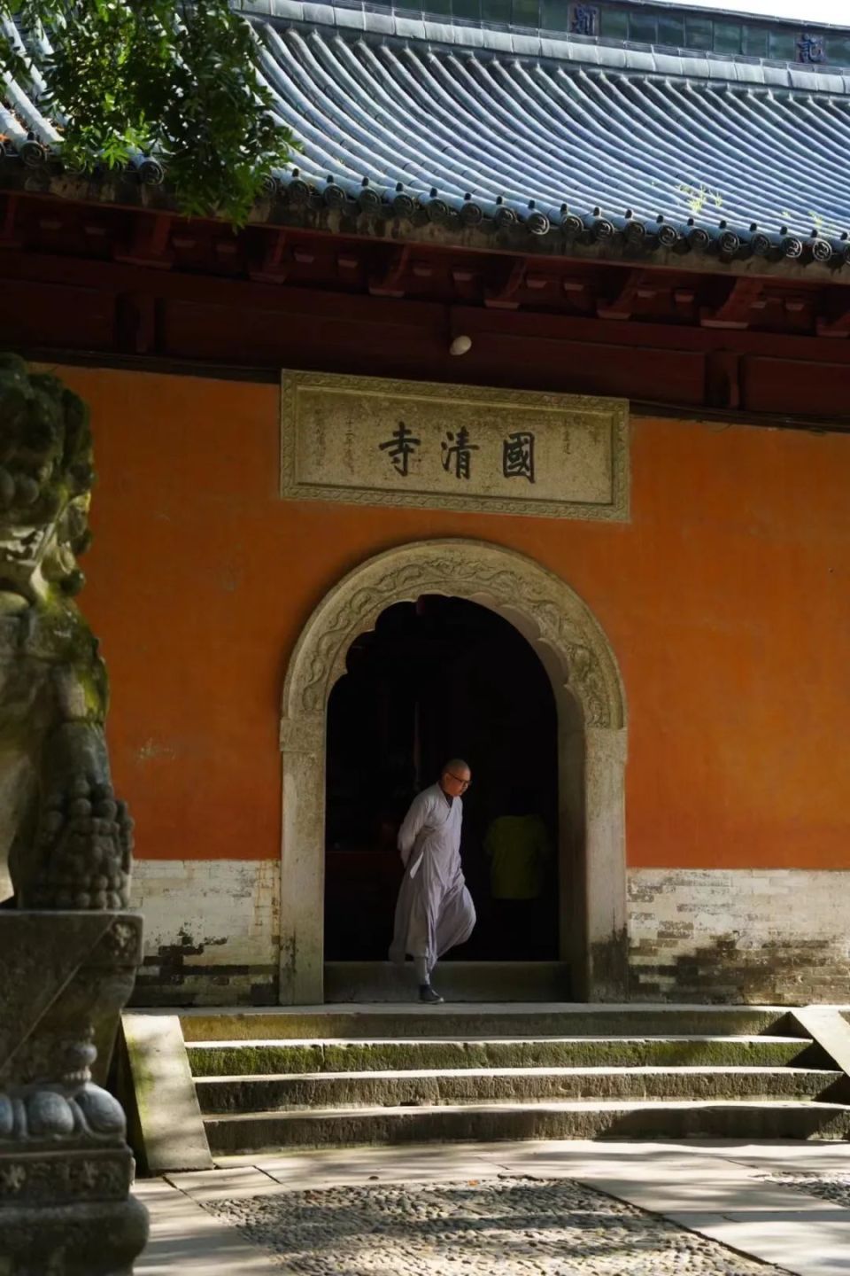 而现在的天台山以被誉为"东南第一古刹"的国清寺闻名于世,在这里停留