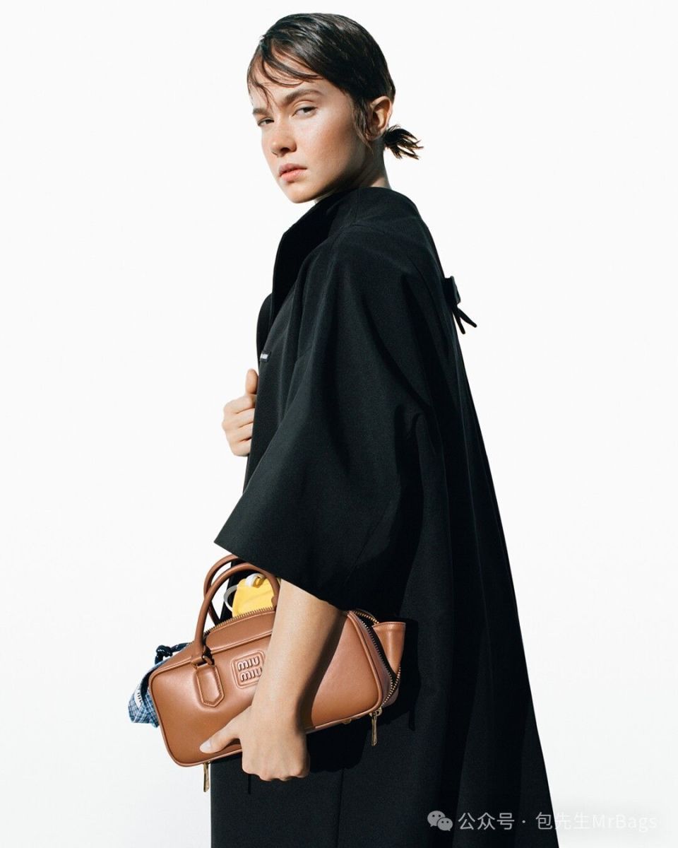 说实话,这款包虽然没有大火出圈,却凭借独特的造型成为了新burberry最