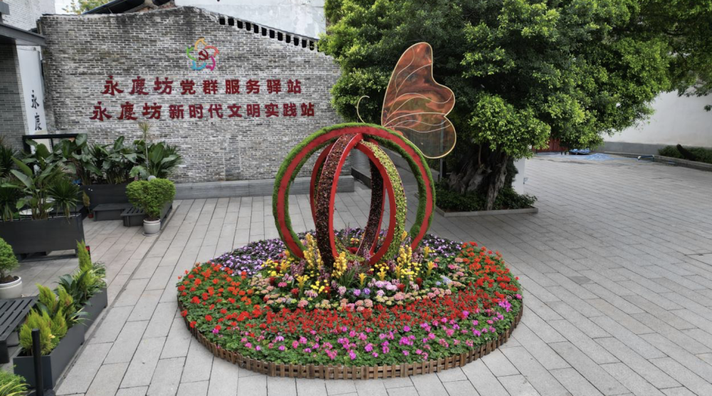 位于驷马涌"锦上添花"立体花坛以簕杜鹃